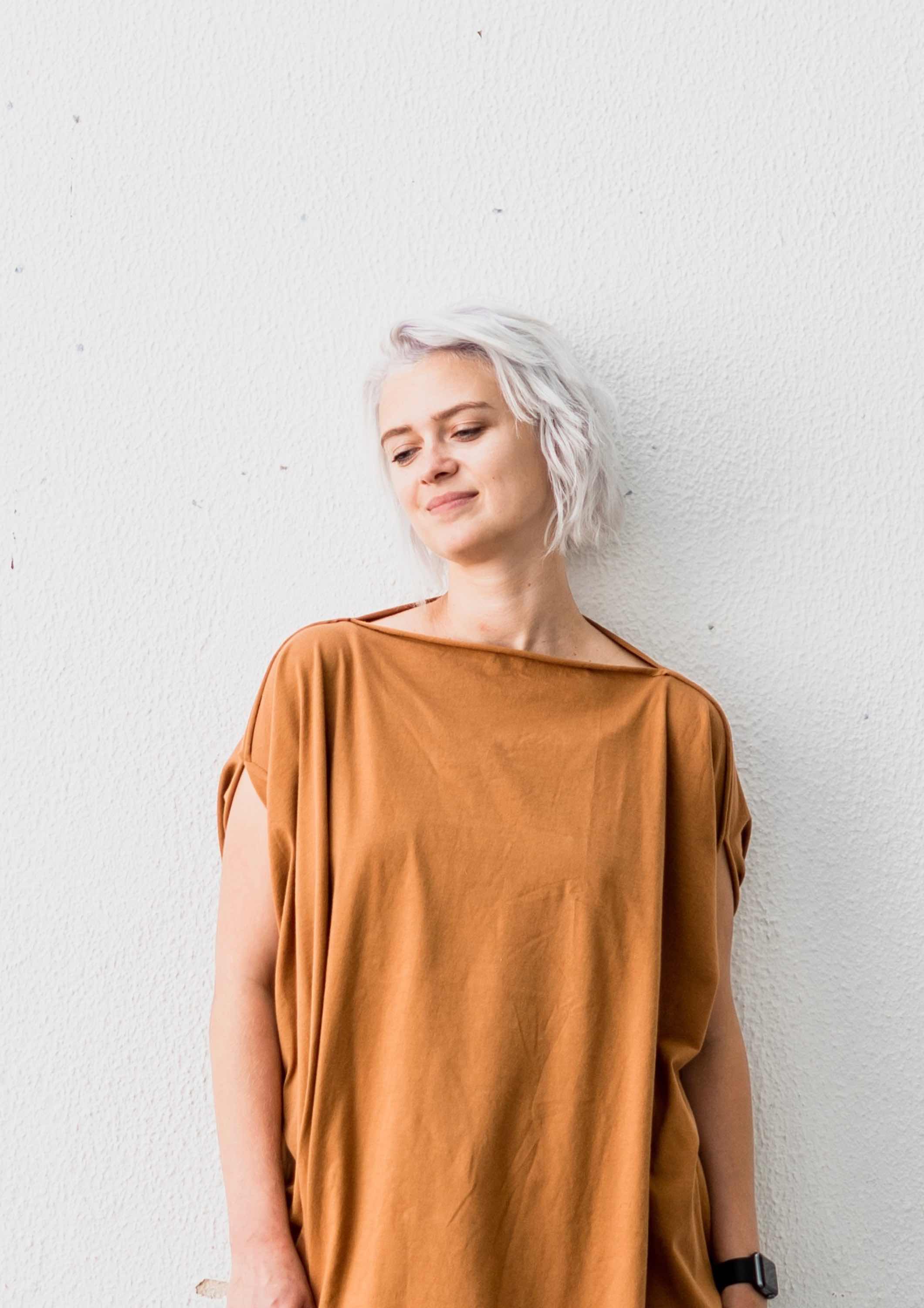 Multifunctional caramel fluid jersey, made from 100% organic cotton. Can be worn as a blouse, vest or poncho. With two sided adjustable drawn strings.