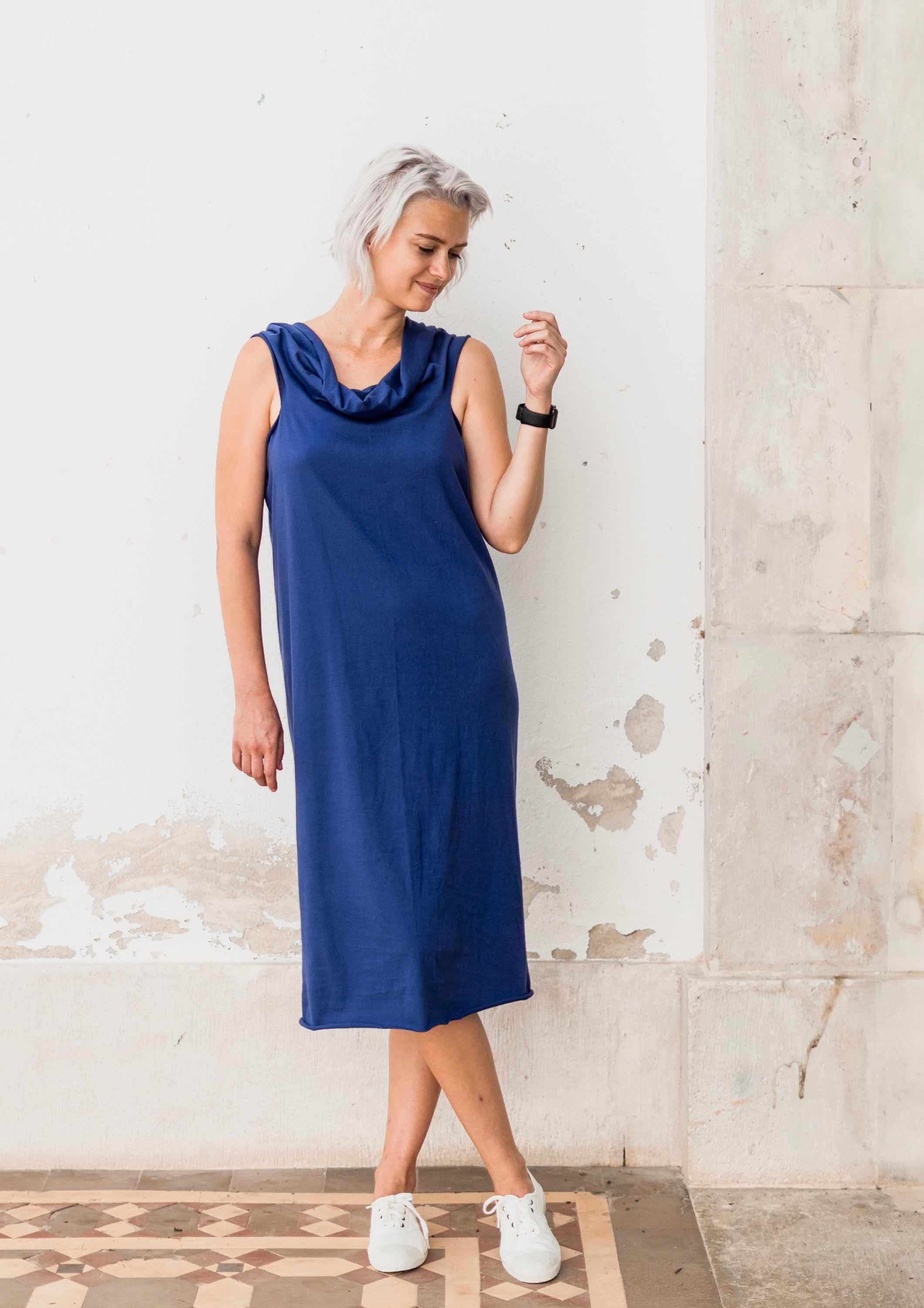 Multifunctional lightweight jersey. Can be worn as a long dress, crop top, t-shirt with scarf or neckholder. In the colour blueberry. Seamless.