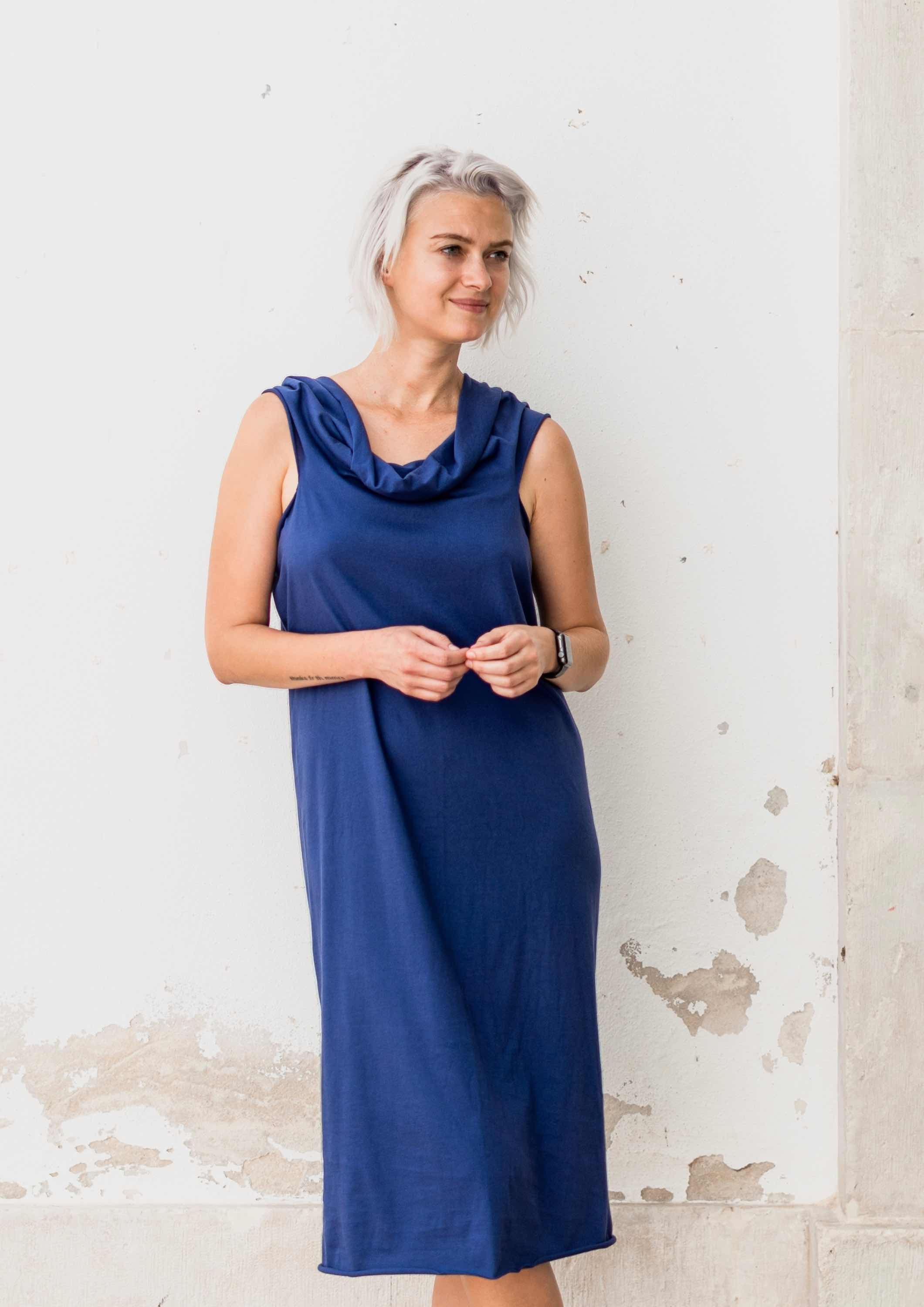 Multifunctional lightweight jersey. Can be worn as a long dress, crop top, t-shirt with scarf or neckholder. In the colour blueberry. Seamless.