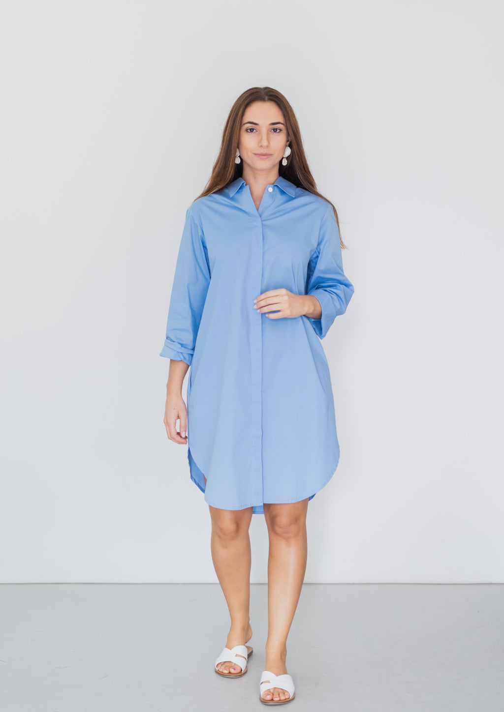 Reversible shirt dress in skyblue. Can be worn as a shirt, dress or jacket. With two collars, roll-up sleeves, practical pockets and buttoned full-length opening.  