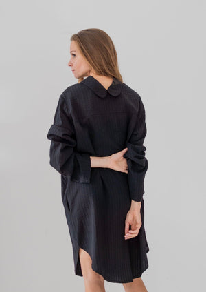 Reversible soft shirt. Can be worn as a shirt, dress or jacket. With two collars, roll-up sleeves, practical pockets and buttoned full-length opening.  100% Tencel. With recycled buttons.  In texture black.