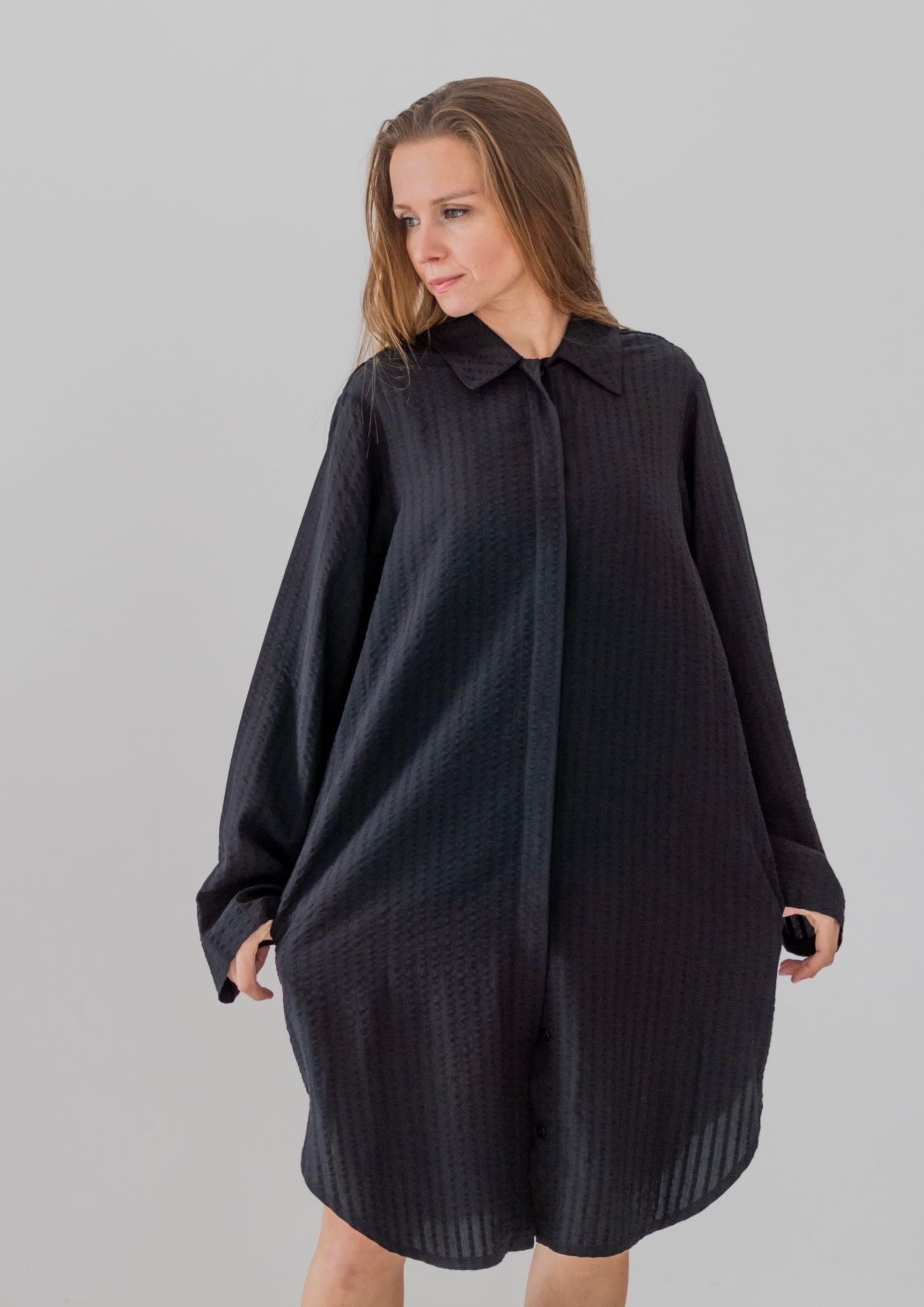 Reversible soft shirt. Can be worn as a shirt, dress or jacket. With two collars, roll-up sleeves, practical pockets and buttoned full-length opening.  100% Tencel. With recycled buttons.  In texture black.