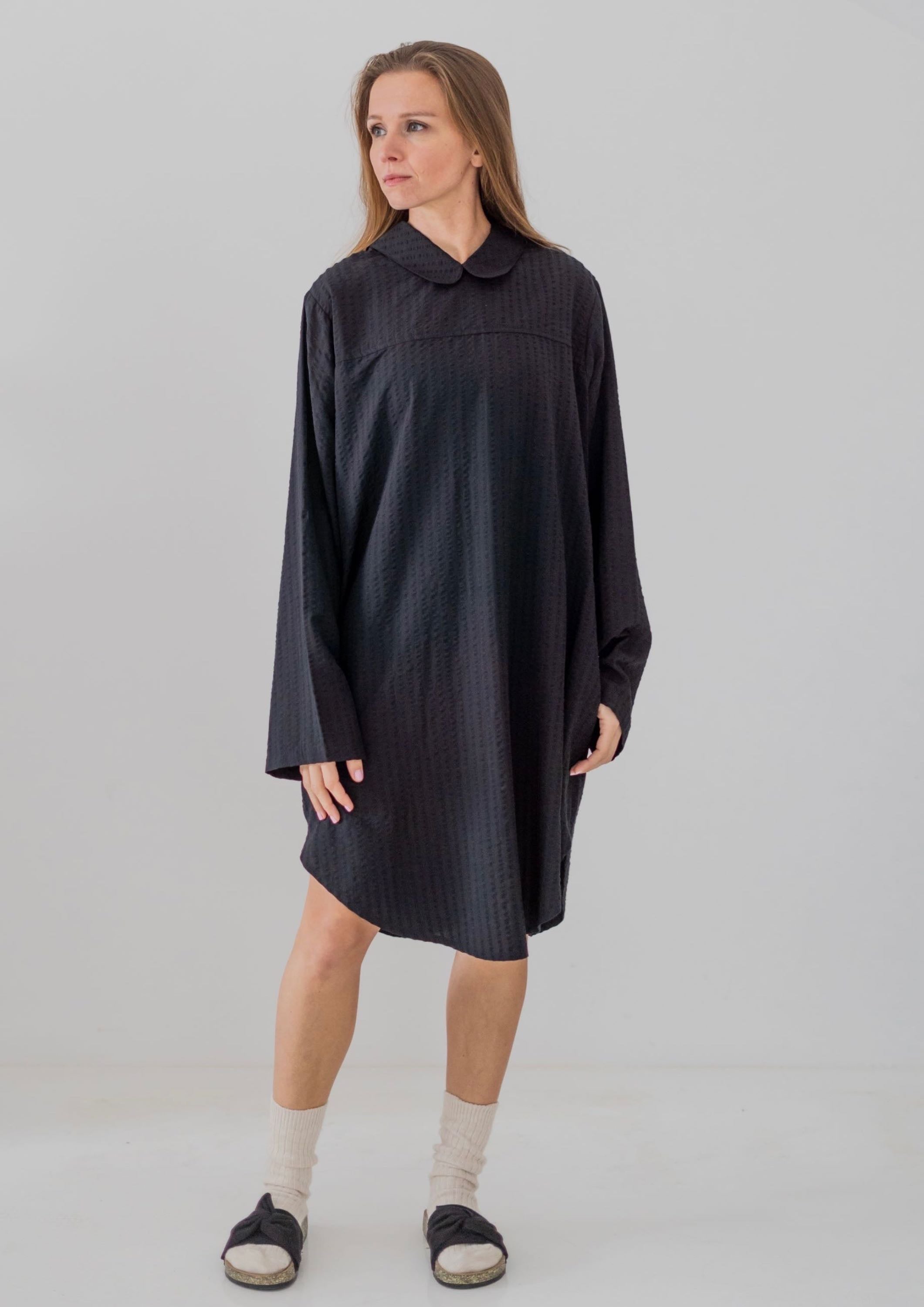 Reversible soft shirt. Can be worn as a shirt, dress or jacket. With two collars, roll-up sleeves, practical pockets and buttoned full-length opening.  100% Tencel. With recycled buttons.  In texture black.